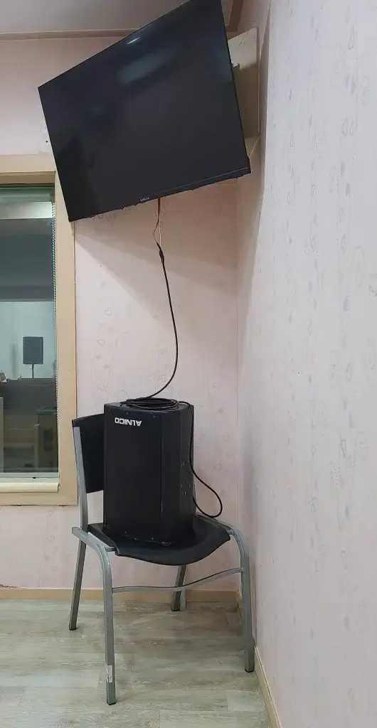 [사진 1: 개선 전 유아실 전체 모습]